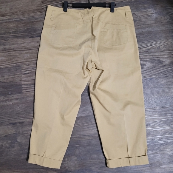 Theory Women's Khaki Pants Size 12 Tan Pockets Career Crop Relaxed fit Pleated - Picture 3 of 7